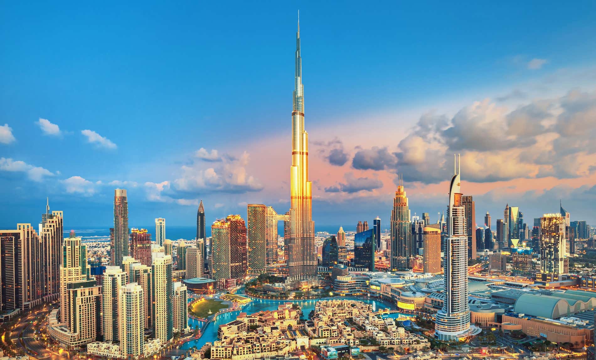 O incrível skyline do centro de Dubai com arranha-céus de luxo, Emirados Árabes Unidos