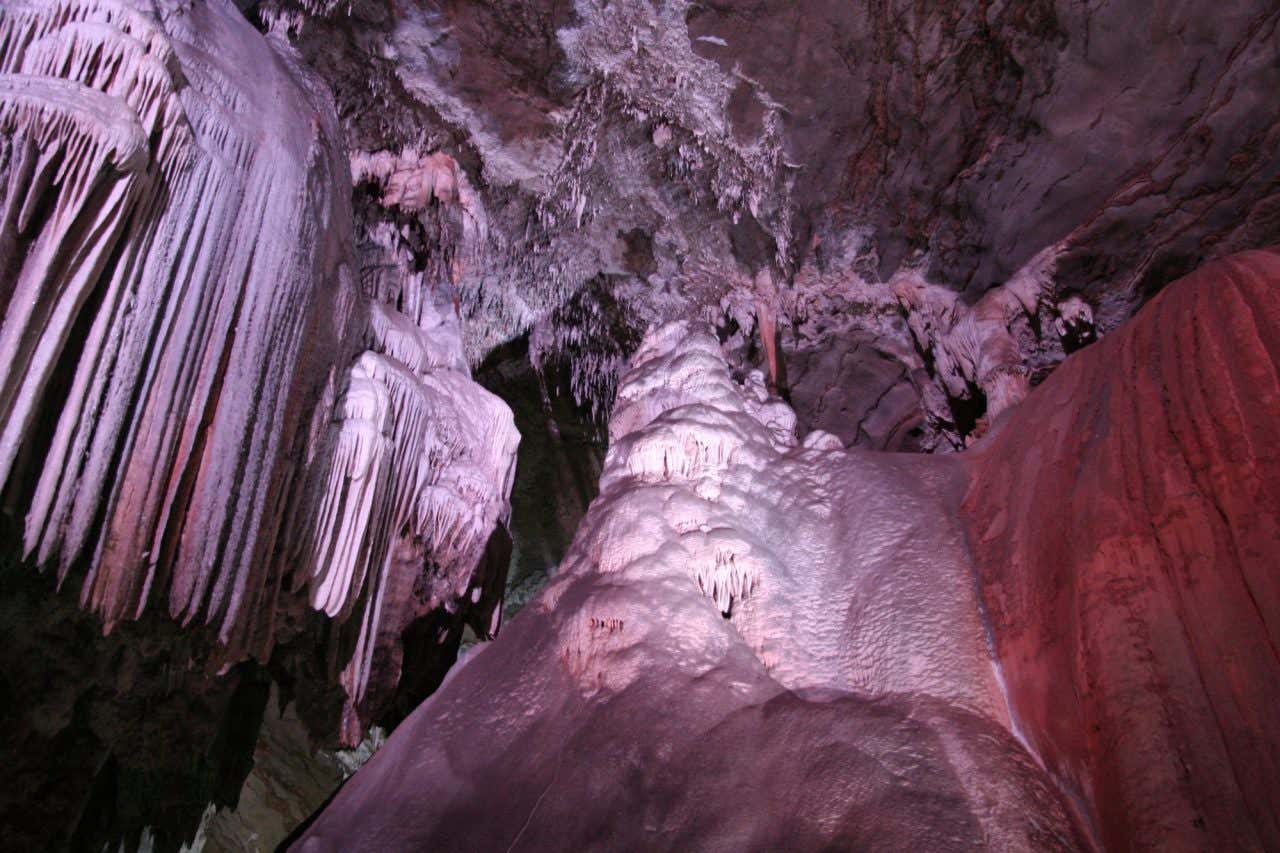 Formações rochosas como estalagmites e estalactites e colunas minerais, um passeio imperdível para fazer em Belo Horizonte
