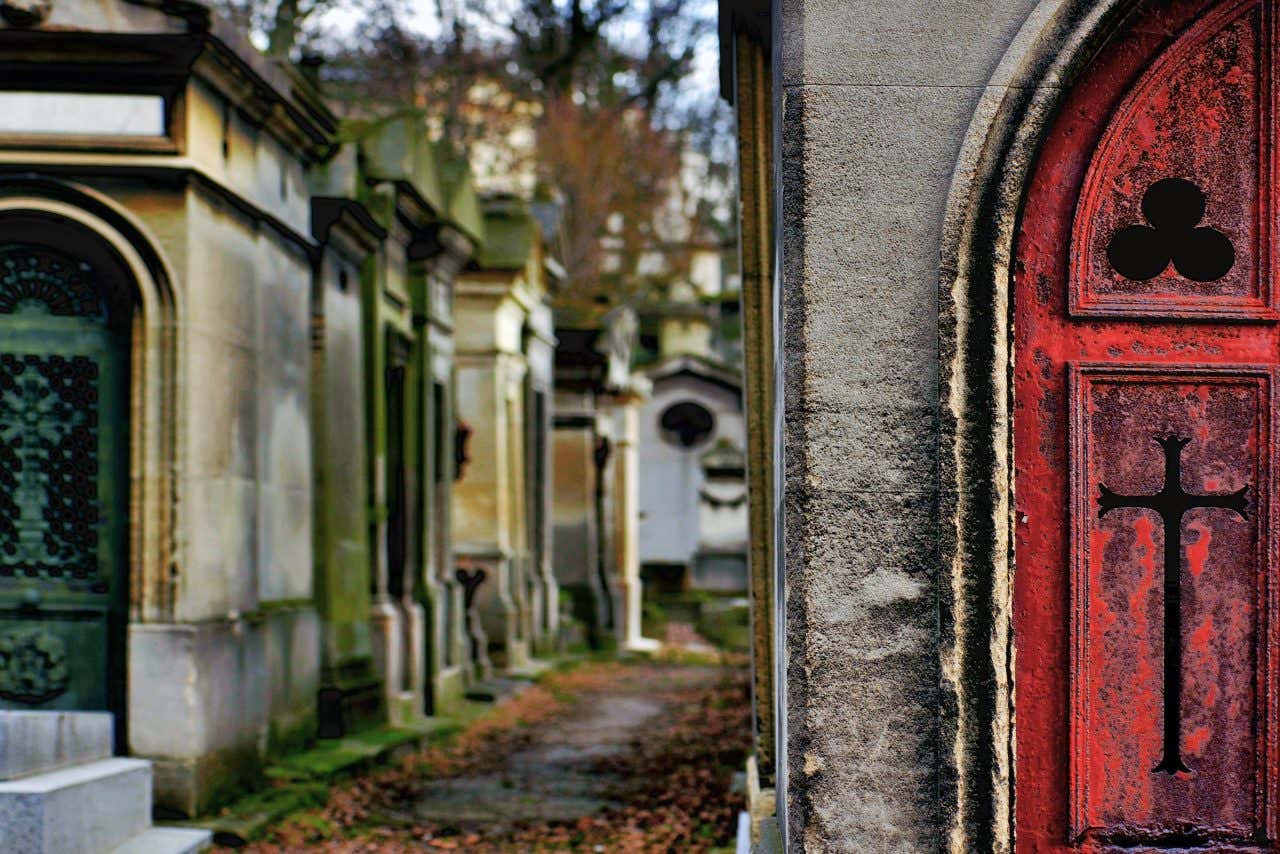 Petite allée du cimetière du Père Lachaise en automne avec des feuilles mortes sur le sol