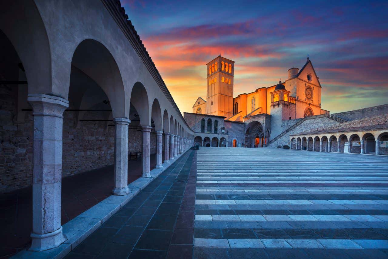 Basilique Saint-François d'Assise à la tombée de la nuit, un incontournable à voir dans la ville italienne d'Assise