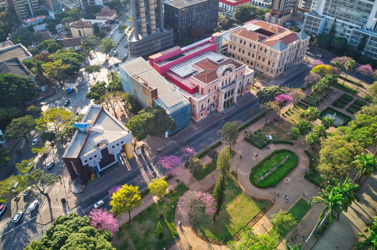 Vista aérea da praça da Liberdade em Belo Horizonte, com jardins simétricos e edifícios de diferentes estilos