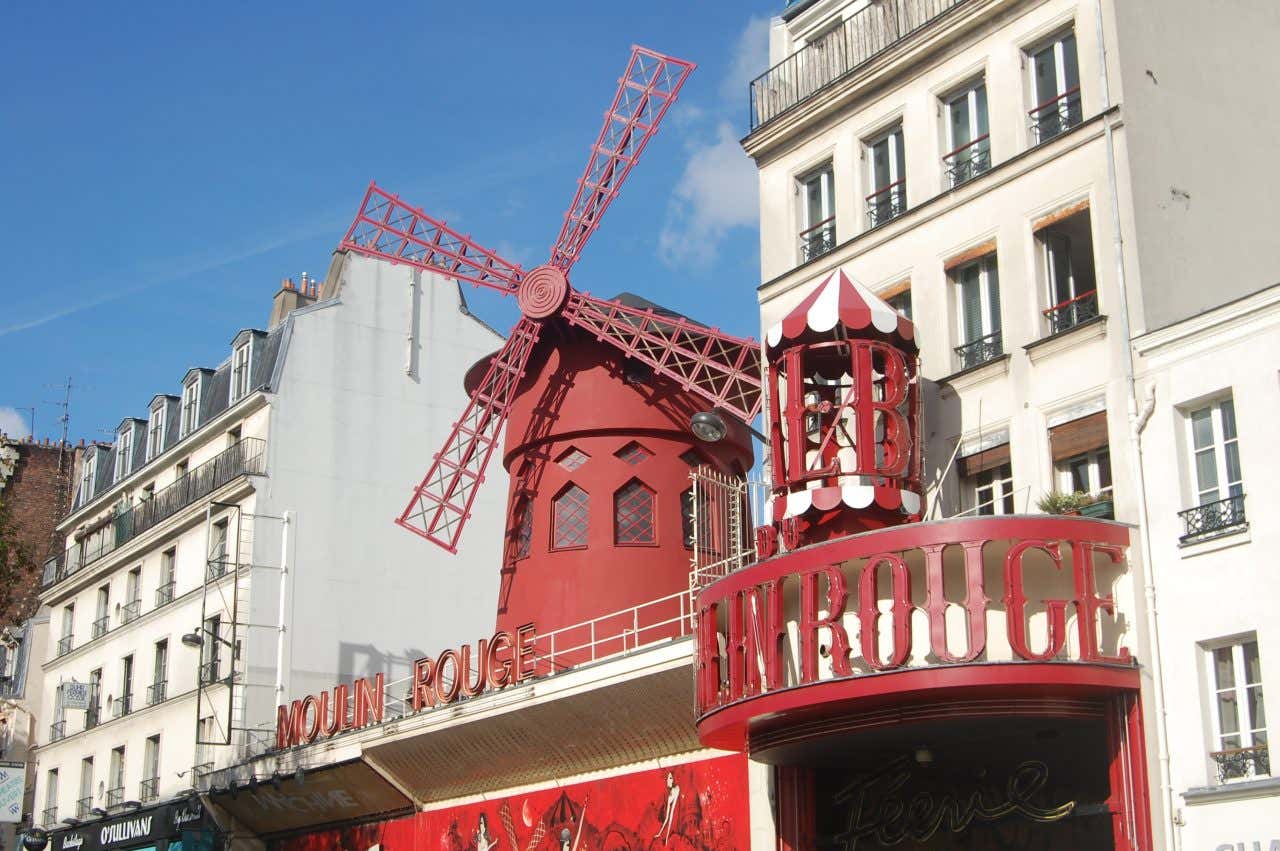 Façade du Moulin Rouge de jour