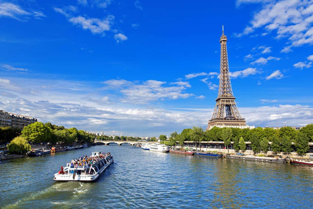 Bateau sur la Seine avec la tour Eiffel en arrière-plan, une activité à faire si vous visitez Paris en 3 jours