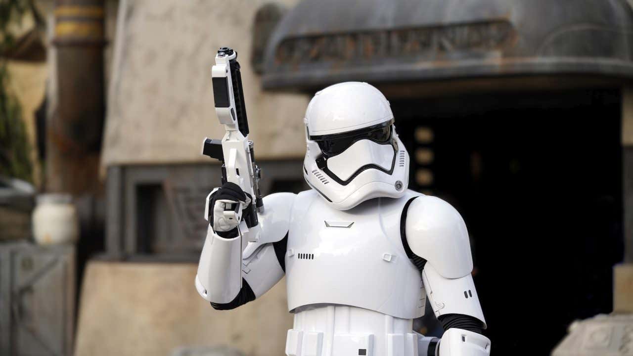Um Stormtrooper, soldado dos filmes Star Wars no parque da Disneyland®