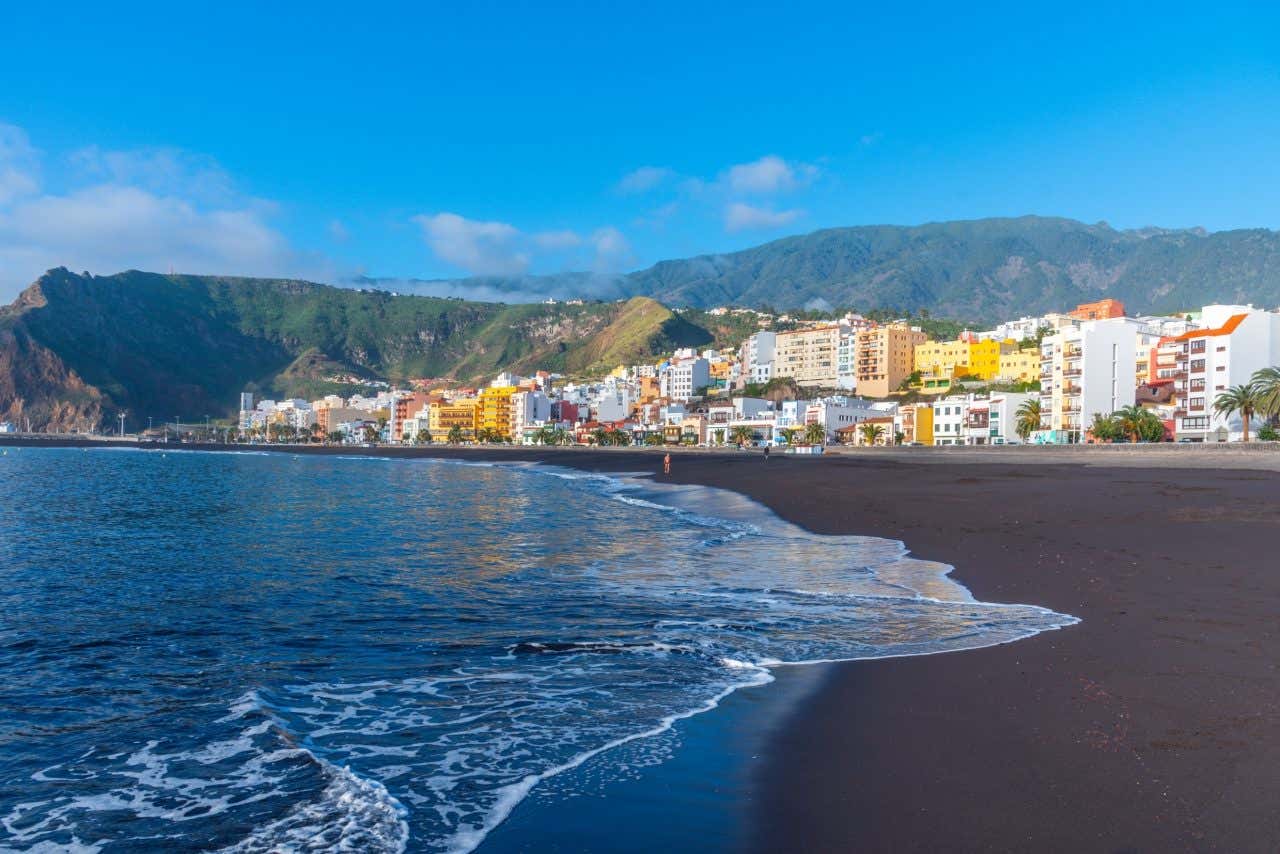 Plage de Santa Cruz de La Palma avec la ville en arrière-plan