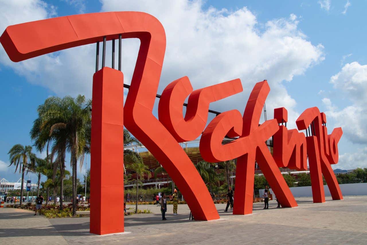 Letreiro vermelho do Rock in Rio no Rio de Janeiro