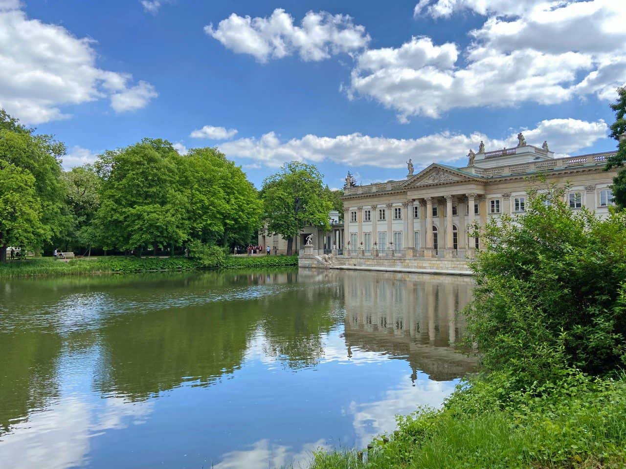 Una villa neoclassica immersa nel verde e affacciata su un laghetto artificiale all'interno del parco Łazienki di Varsavia