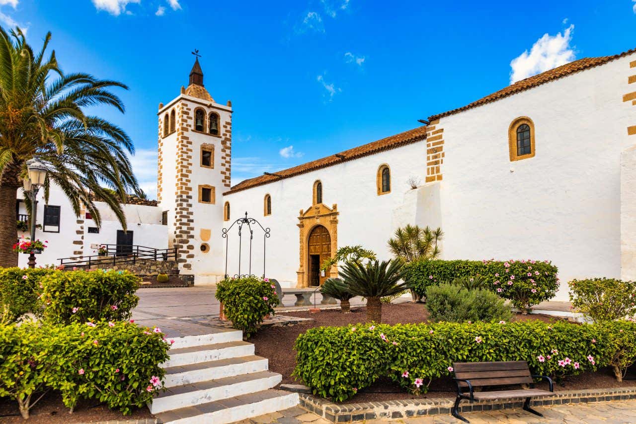 Village de Betancuria avec l'église Santa María à la façade jaune et blanche ; une étape historique à découvrir si vous visitez Fuertaventura
