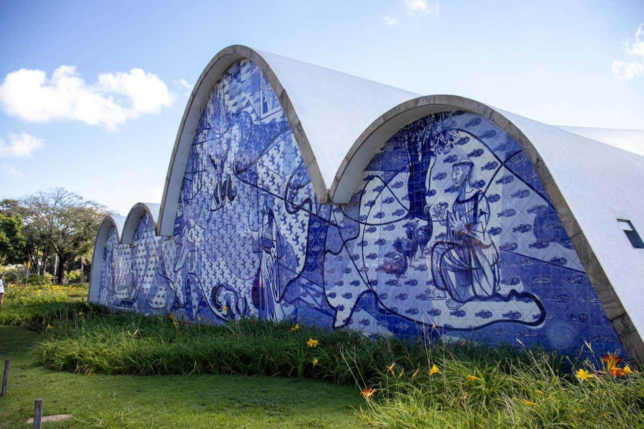 Vista de trás da Igrejinha da Pampulha, um edicício com linhas curvas e decorado com azulejos de Portinari