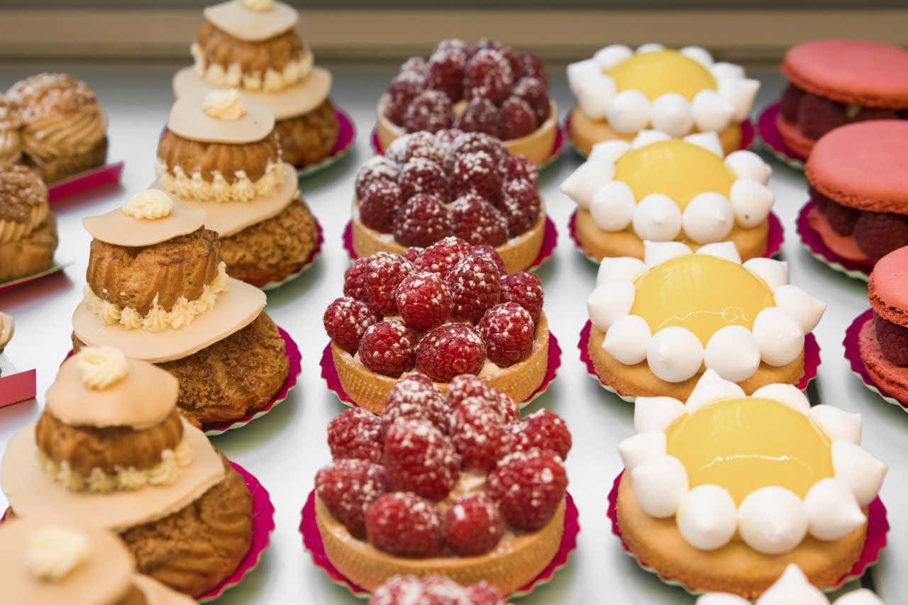 Pâtisseries typiques dans une vitrine