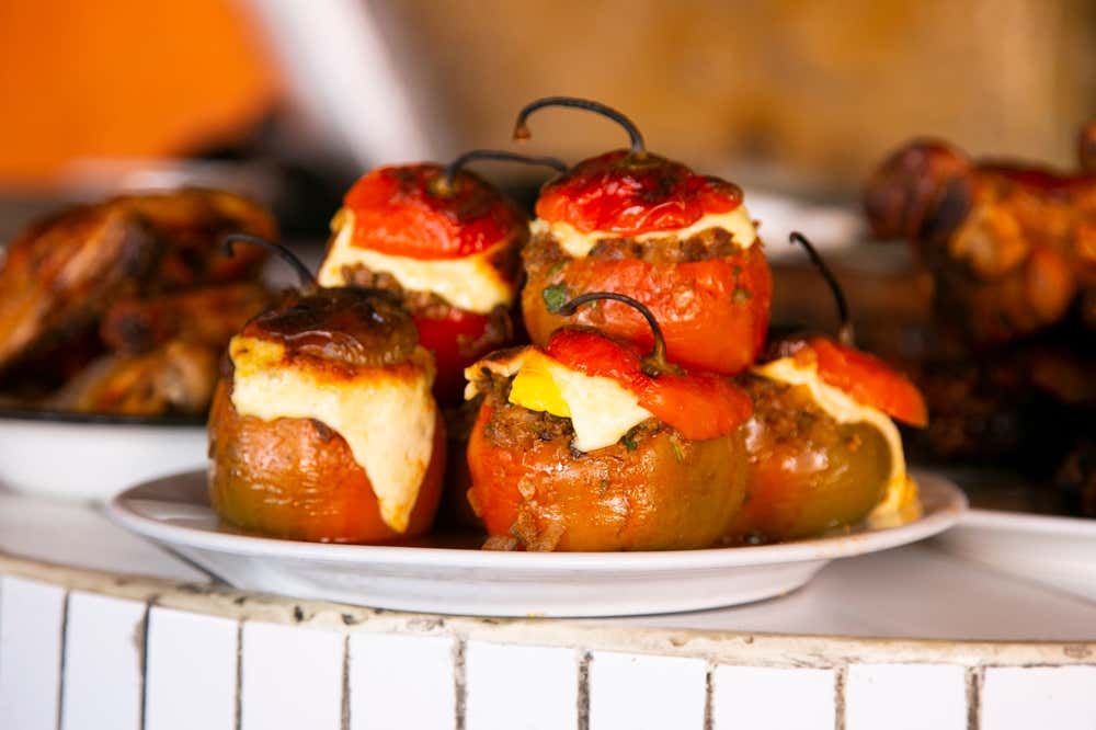Un plato con rocotos rellenos, una receta típica de Arequipa