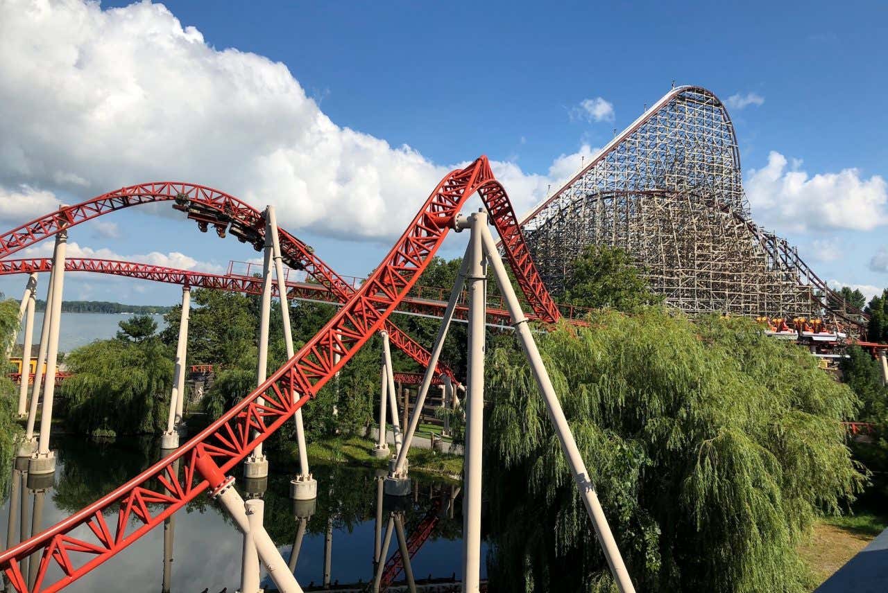 Trilhos de montanhas-russas no parque Cedar Point, em Ohio