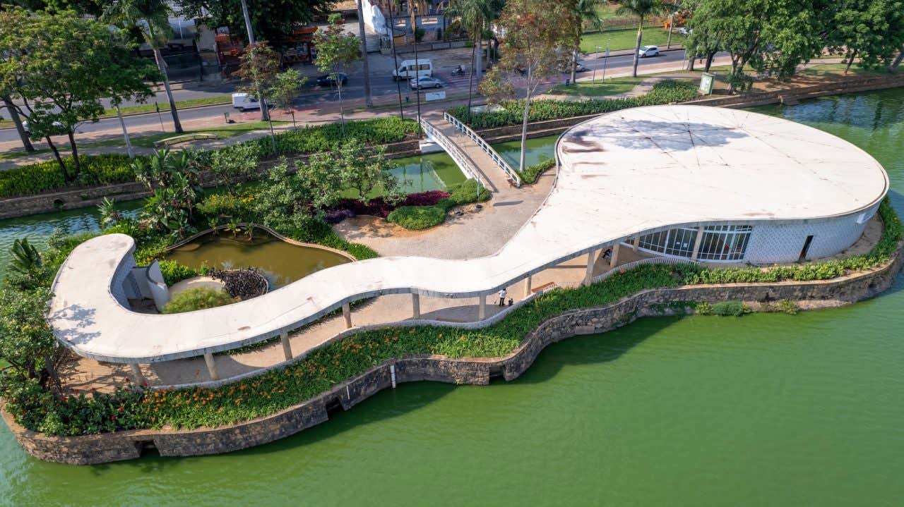 Vista aérea da Casa do Baile no Conjunto Arquitetônico da Pampulha, um edifício circular às margens do lago