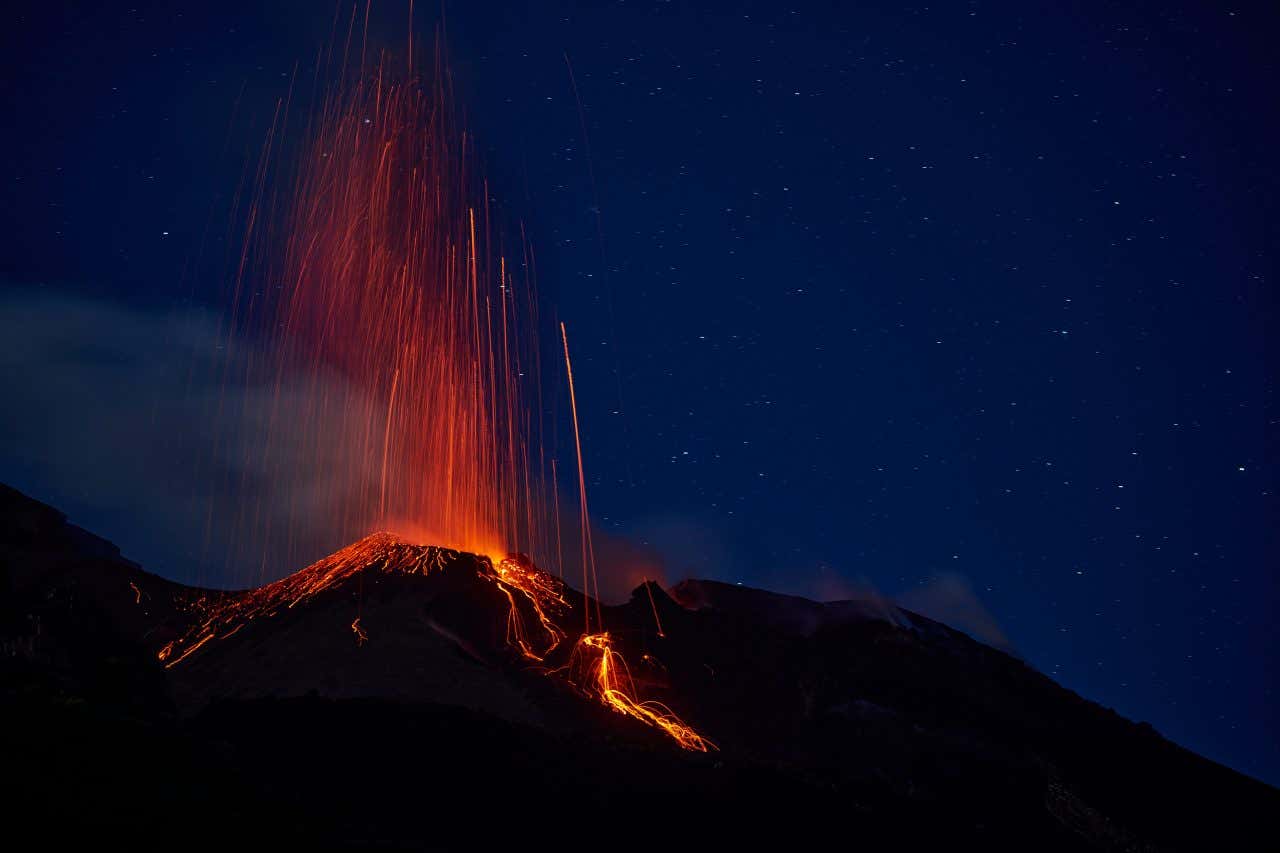 Éruption du volcan Stromboli de nuit, une expérience à vivre absolument si vous allez en Italie