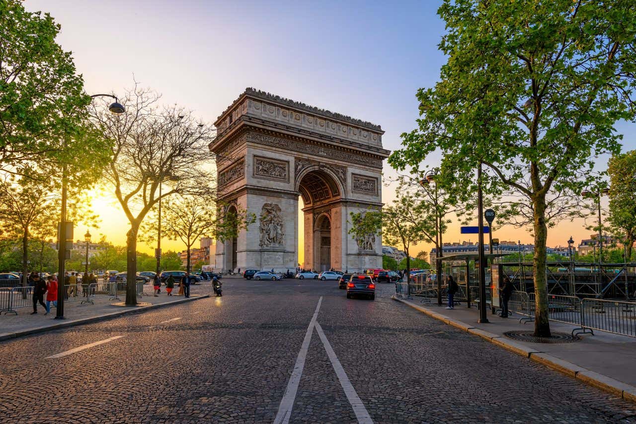 Arc de Triomphe au coucher du soleil, un incontournable à Paris