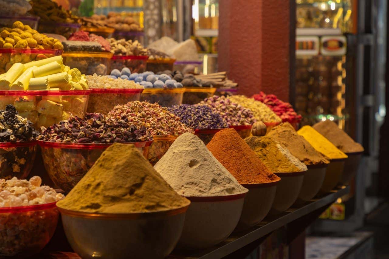 Uma foto de especiarias coloridas em uma loja no Dubai Spice Souk