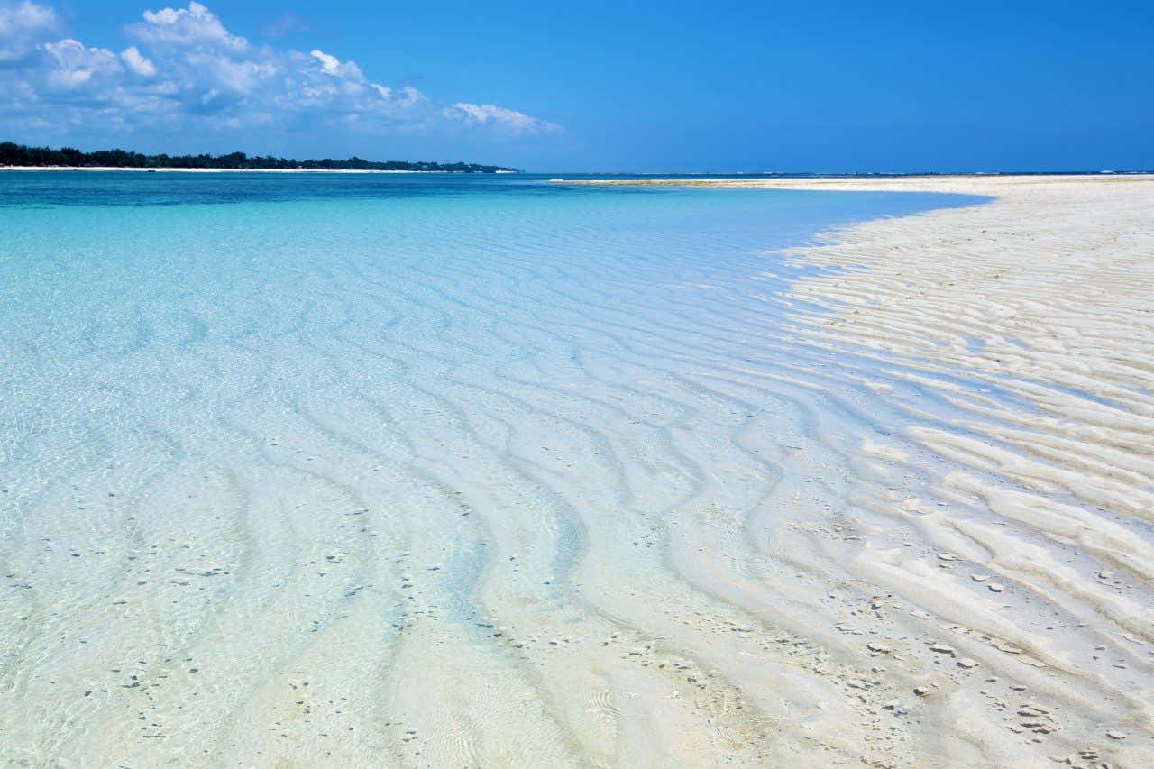 L'eau transparente de Diani Beach et son sable fin, une étape incontournable de votre lune de miel au Kenya