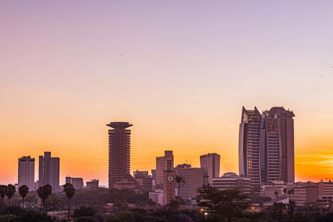 Vue sur les buildings de Nairobi à la tombée de la nuit