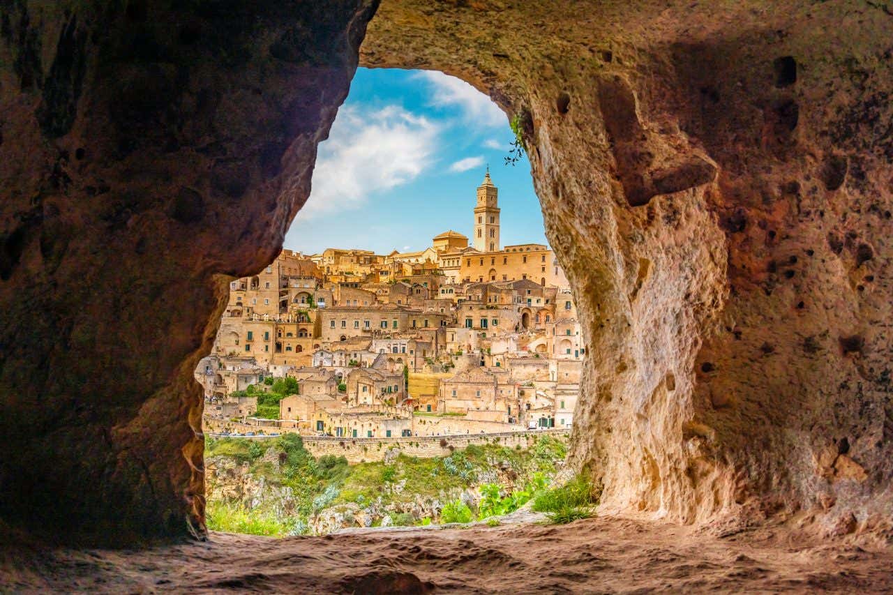 Vue sur la vieille vile de Matera depuis une grotte troglodyte, incontournable en Italie