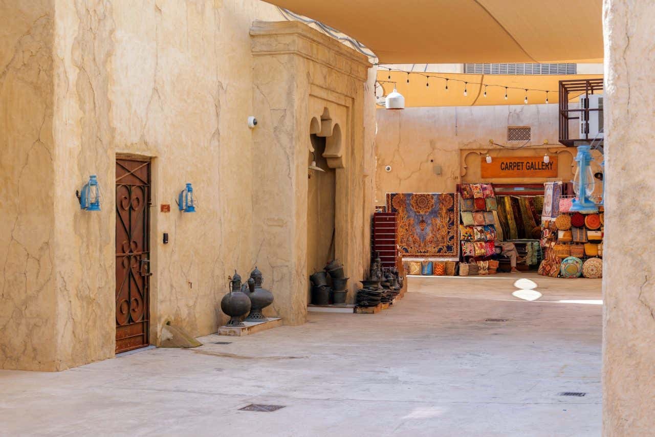 Arquitetura árabe tradicional na cidade antiga de Dubai, distrito histórico de Al Fahidi em Dubai Creek
