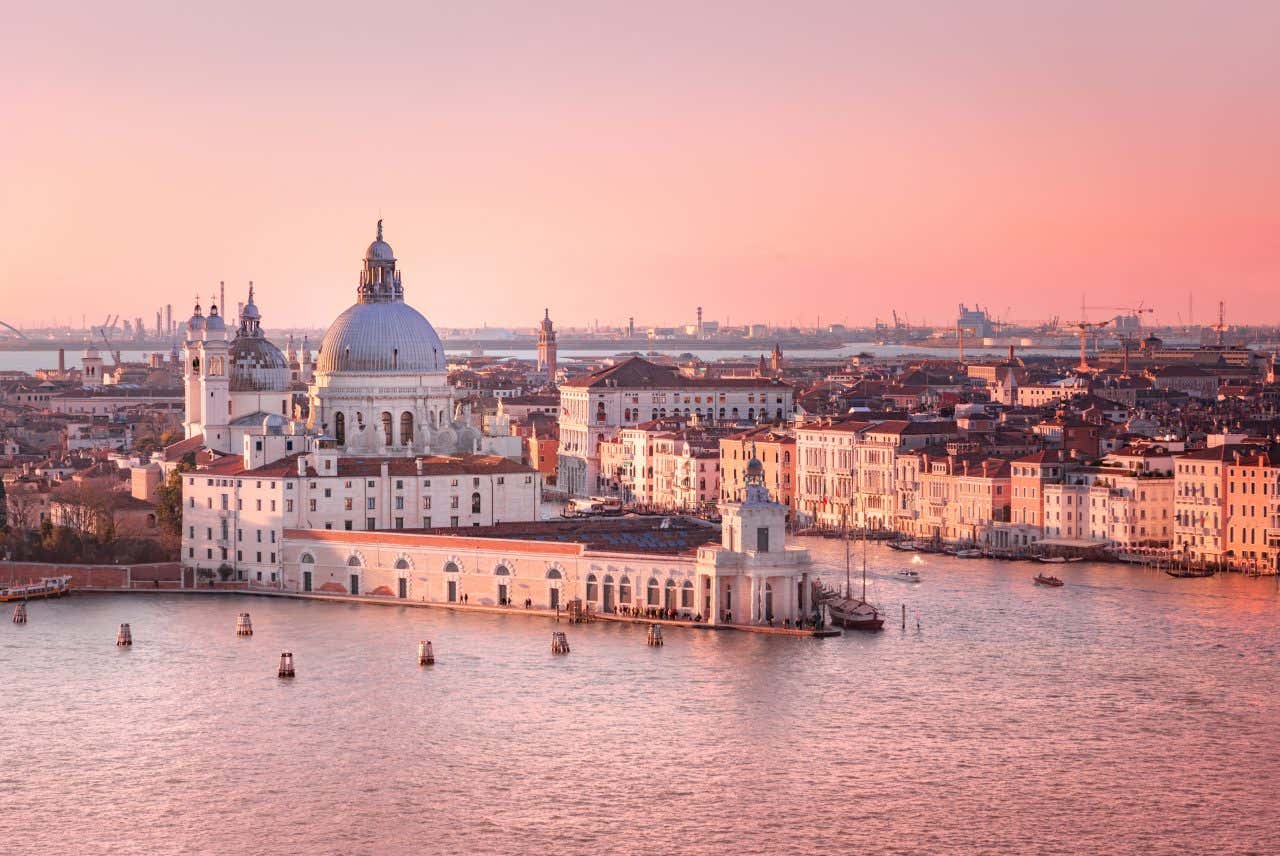 Vue sur Venise au coucher du soleil, avec un ciel prenant des tons roses