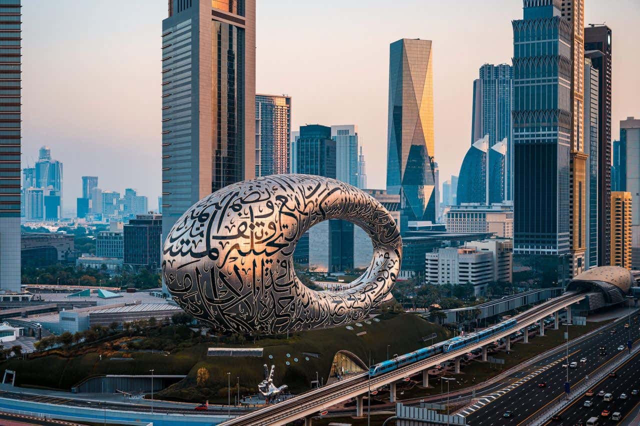 O Museu do Futuro é uma construção incrível em formato oval com inscrições árabes, cercado de edifícios modernos de Dubai
