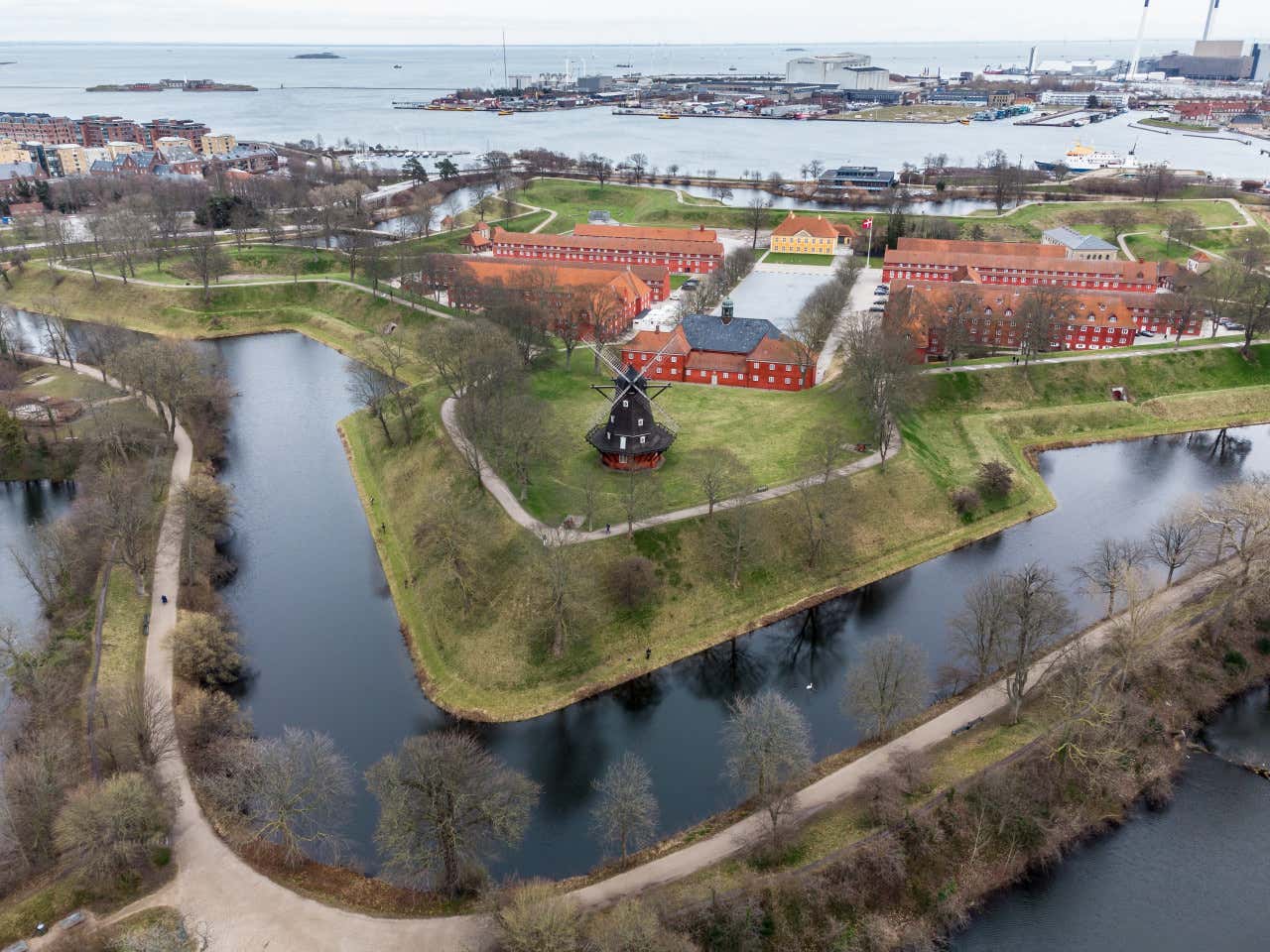 Vista aérea do Kastellet, onde se destacam o moinho e os edifícios