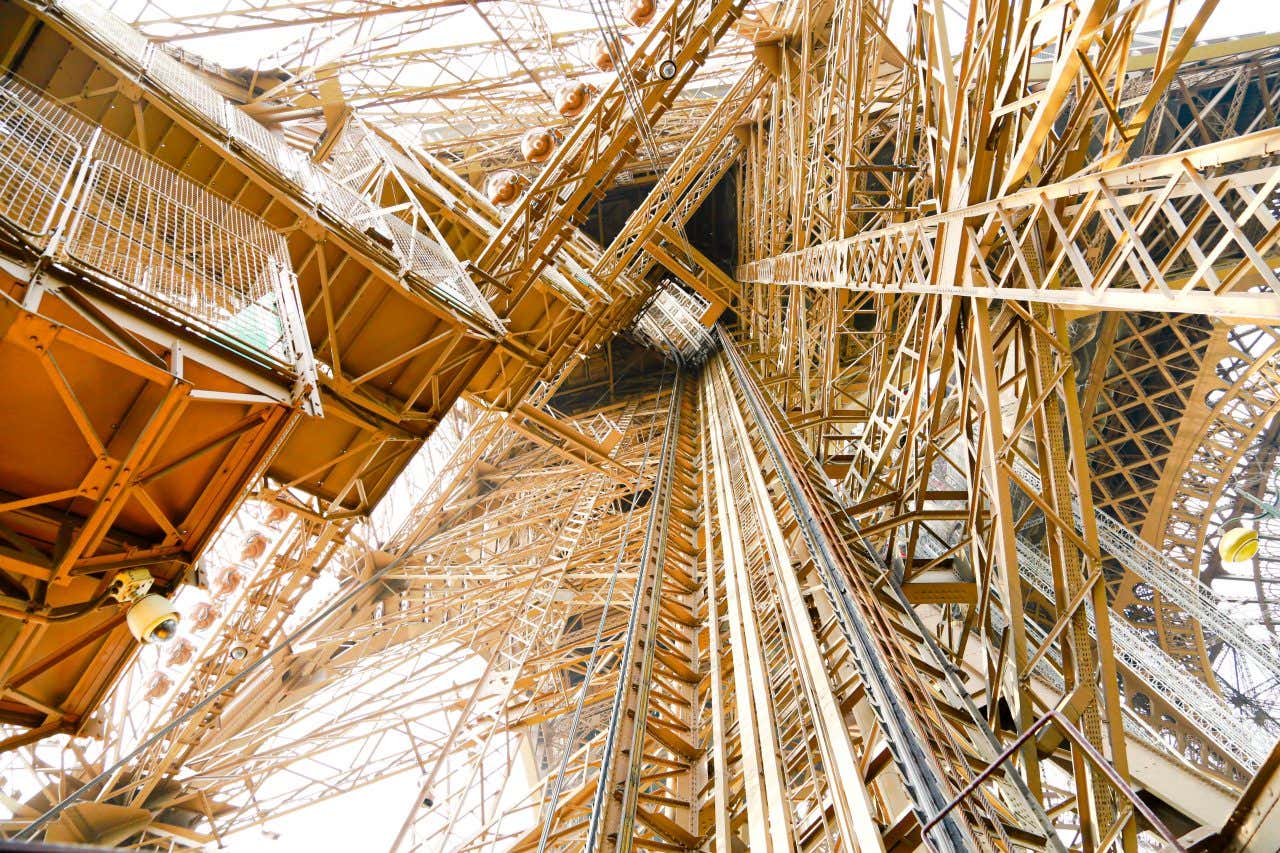 Structures métalliques à l'intérieur de la tour Eiffel, un lieu à visiter lors de votre séjour de 3 jours à Paris