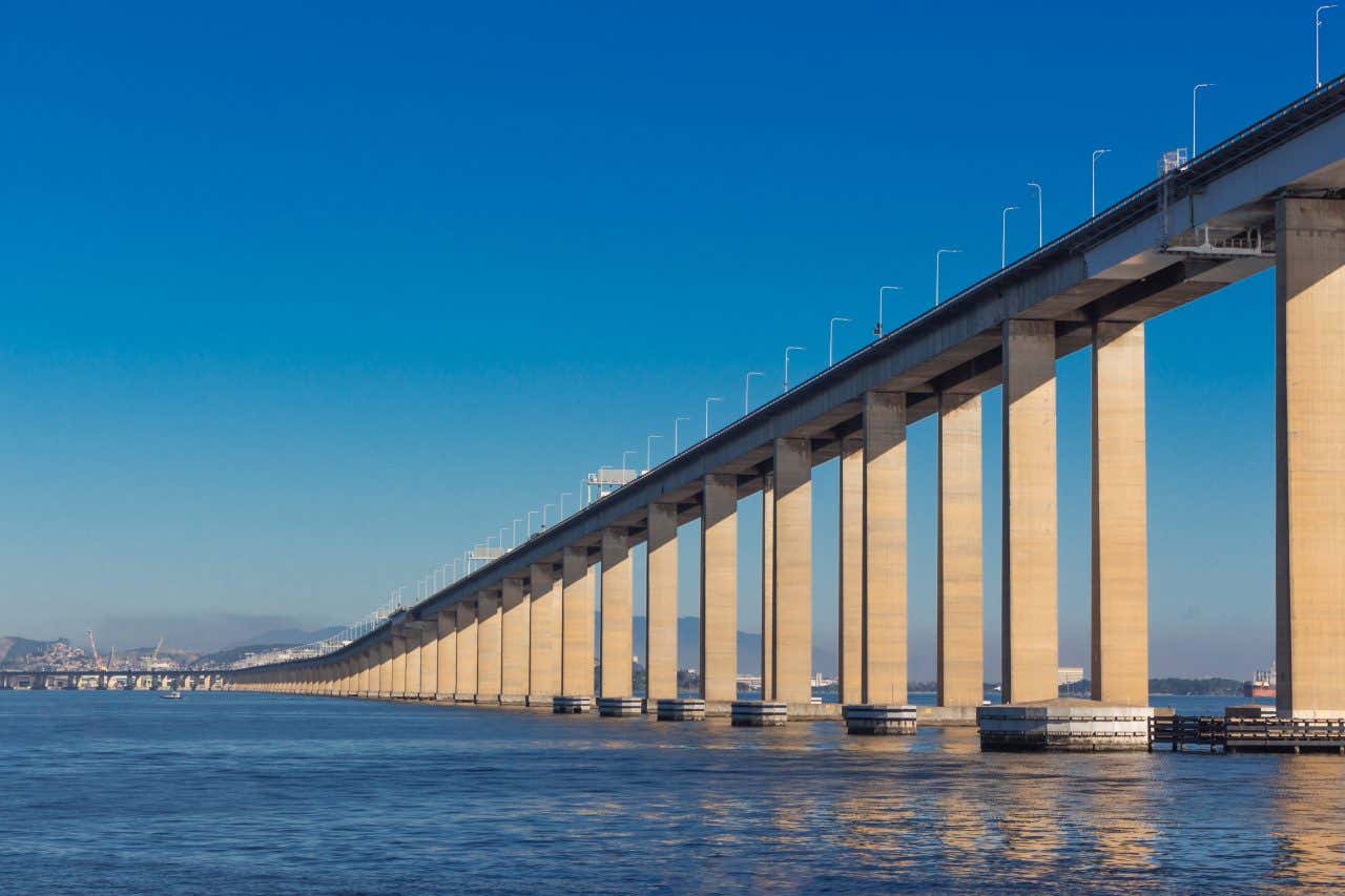 Panorâmica da Ponte Rio-Niterói em um dia ensolarado