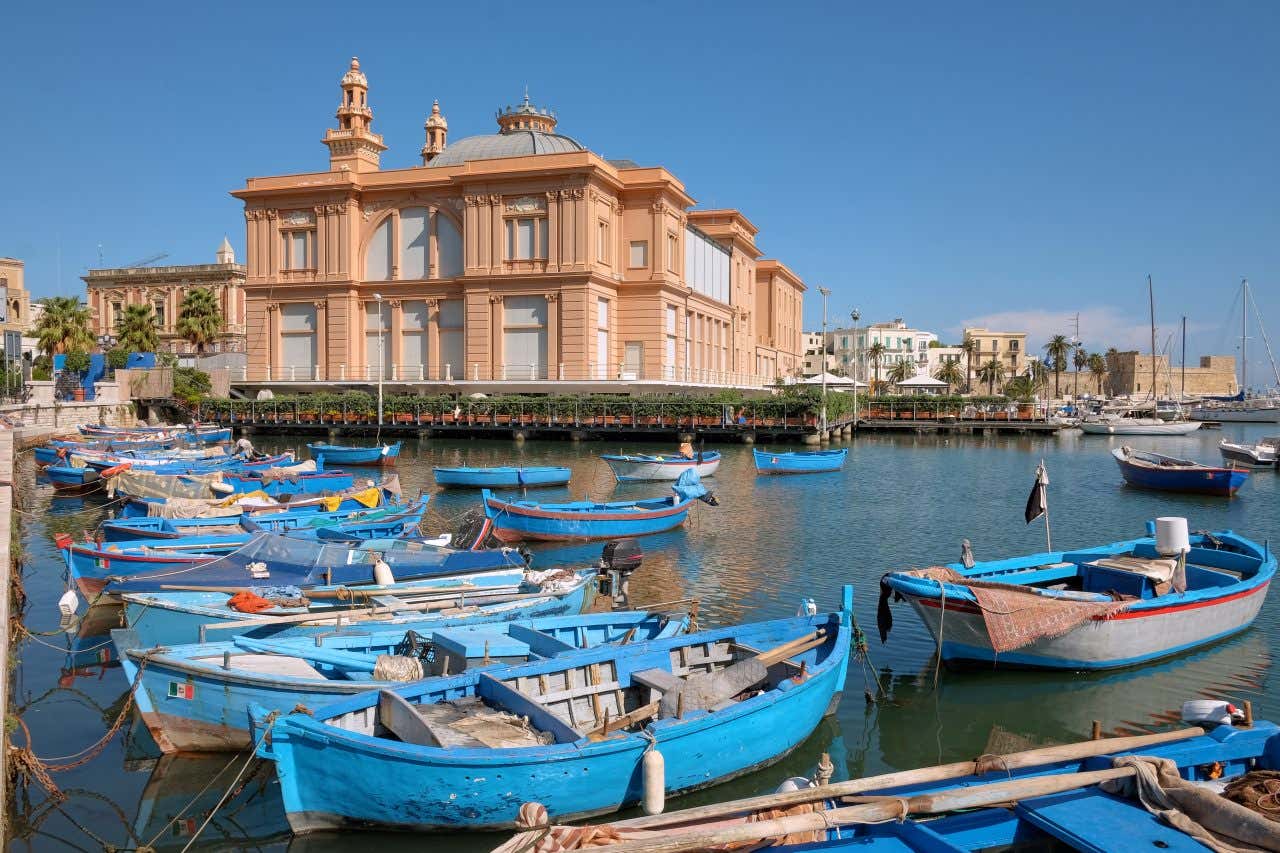 Petites barques bleues et Théâtre Margherita dans le port de Bari