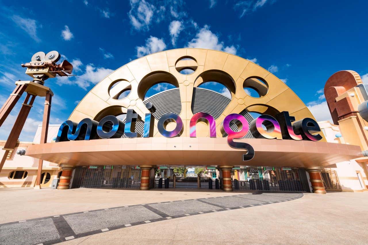 Fachada do parque Motiongate em um dia ensolarado