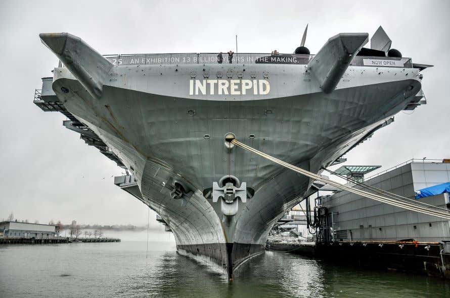 Navio Intrepid ancorado em Nova York, que abriga o museu Intrepid, em um dia nublado
