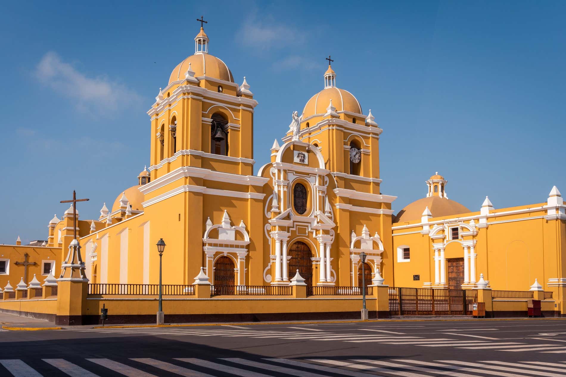 La gran catedral con su brillante sombra amarilla y sus adornos blancos, Trujillo, Perú