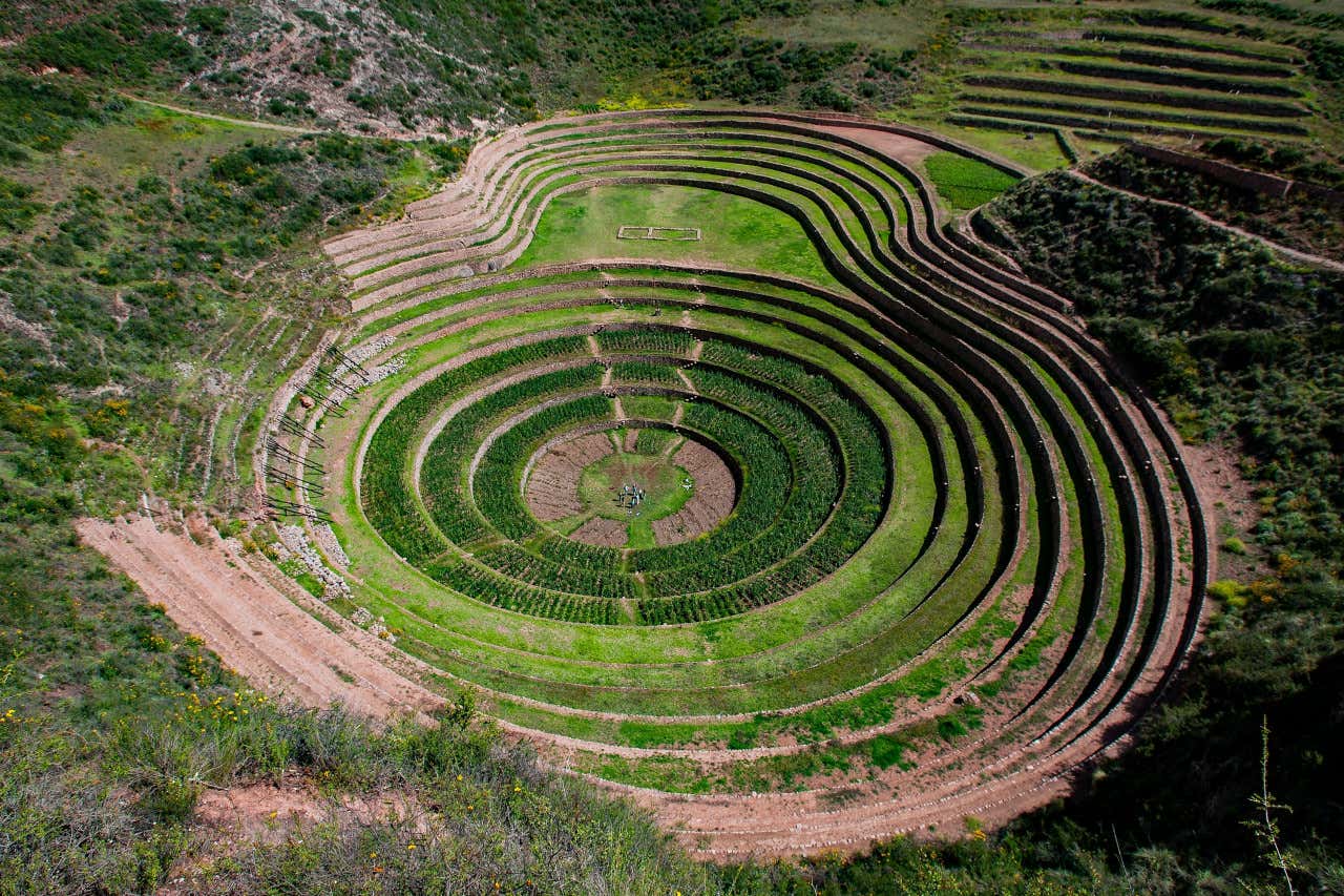 Vista aérea del centro agrícola de Moray con sus terrazas circulares