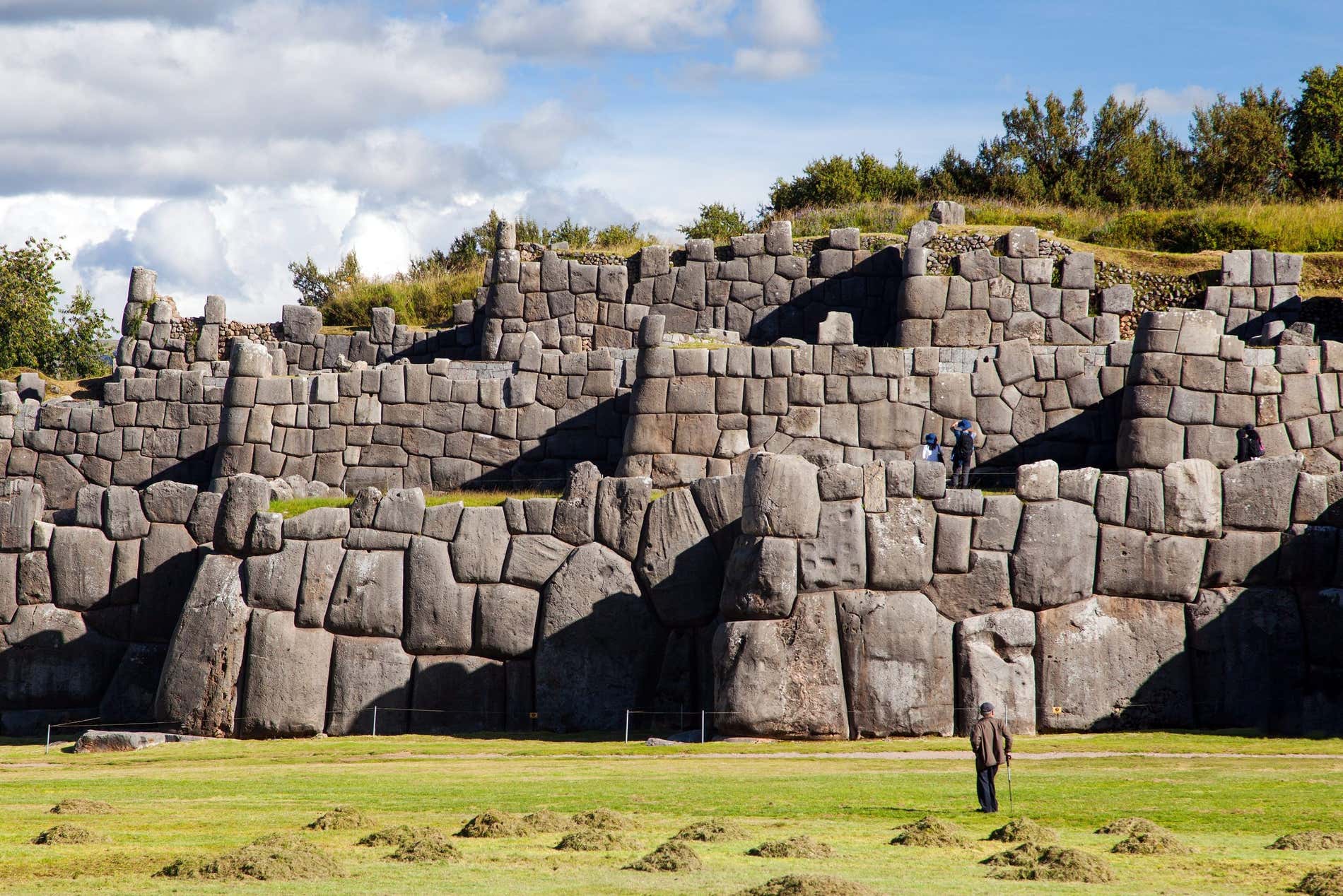 Vista panorámica de las ruinas incas de Sacsayhuaman en Cusco