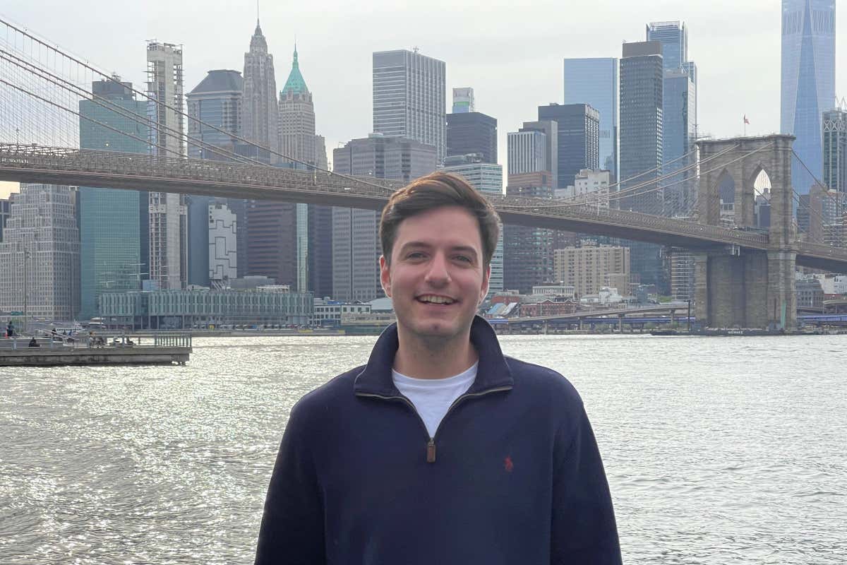 Un hombre frente a los rascacielos de Nueva York