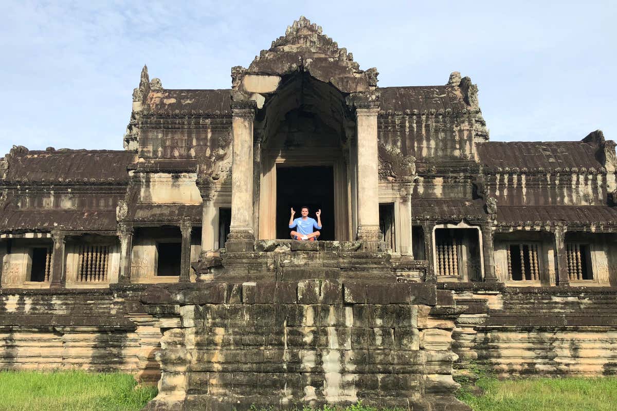 Un hombre meditando en un templo asiático