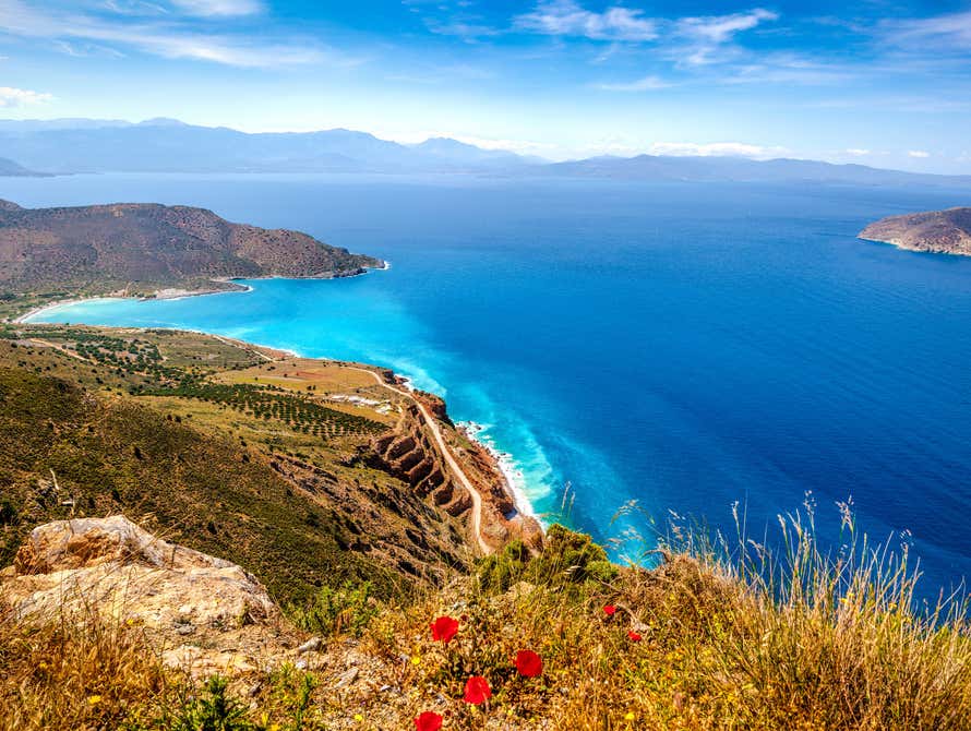 Vista panorámica de la bahía de Mirabello donde se ve el mar azul en un día despejado