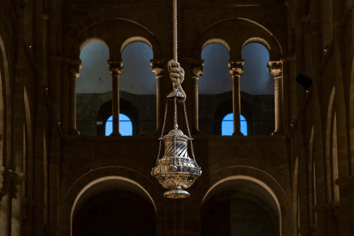 Un botafumeiro colgando de una cuerda en el interior de una catedral