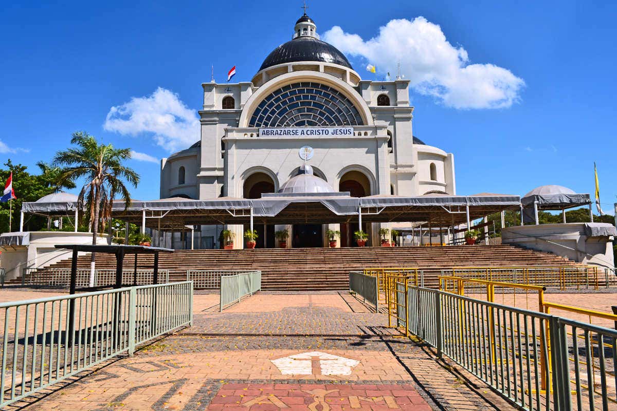 Fachada branca e azul da catedral de Nossa Senhora dos Milagres em um dia ensolarado