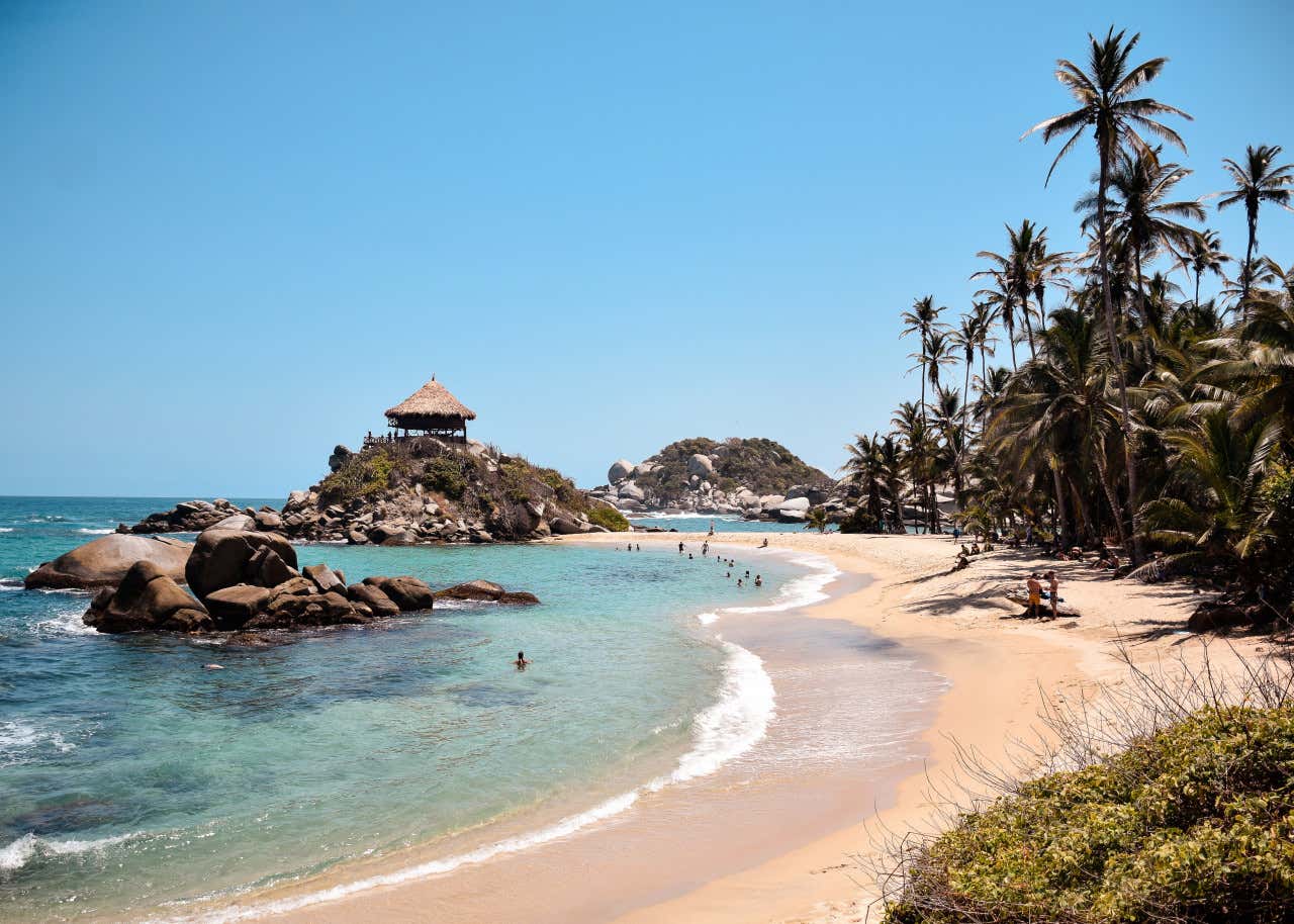 Vista panorámica del mar Caribe, con palmeras alrederor de la playa, en el Cabo San Juan del Parque Tayrona
