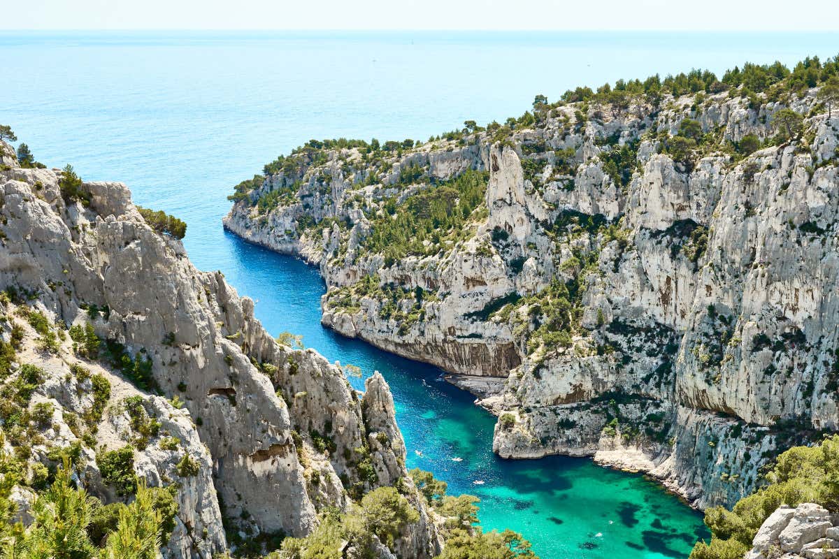 Vista de la cala de aguas turquesas de Cassis, uno de los lugares imprescindibles que ver en la Provenza francesa