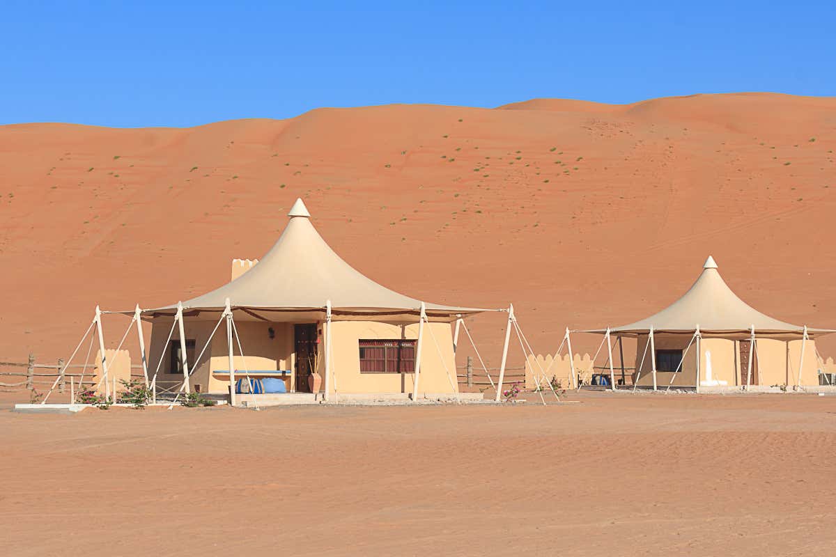 Detalle de un campamento de tiendas beduinas en el desierto