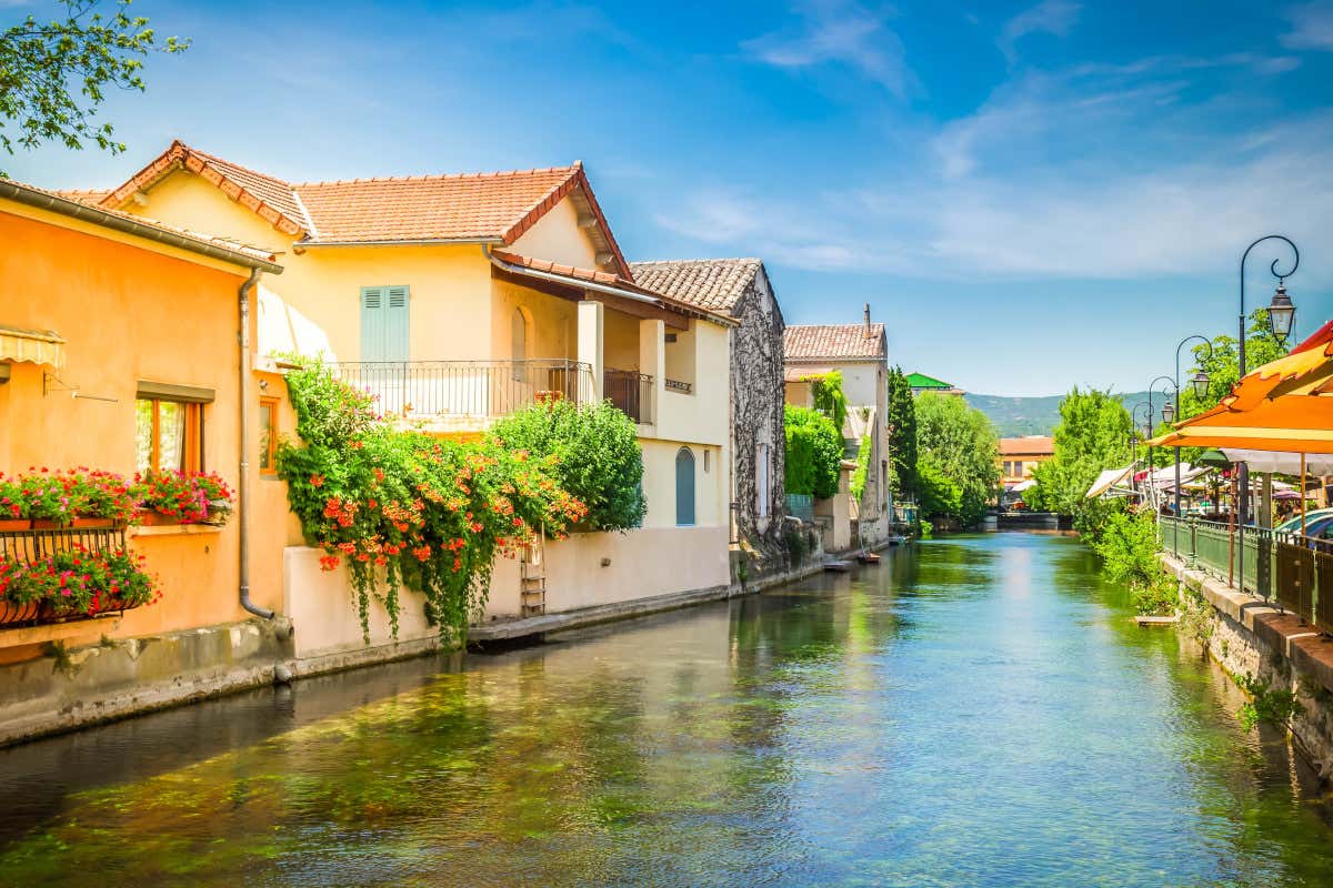 Detalle de un canal junto a unas casas de color naranja