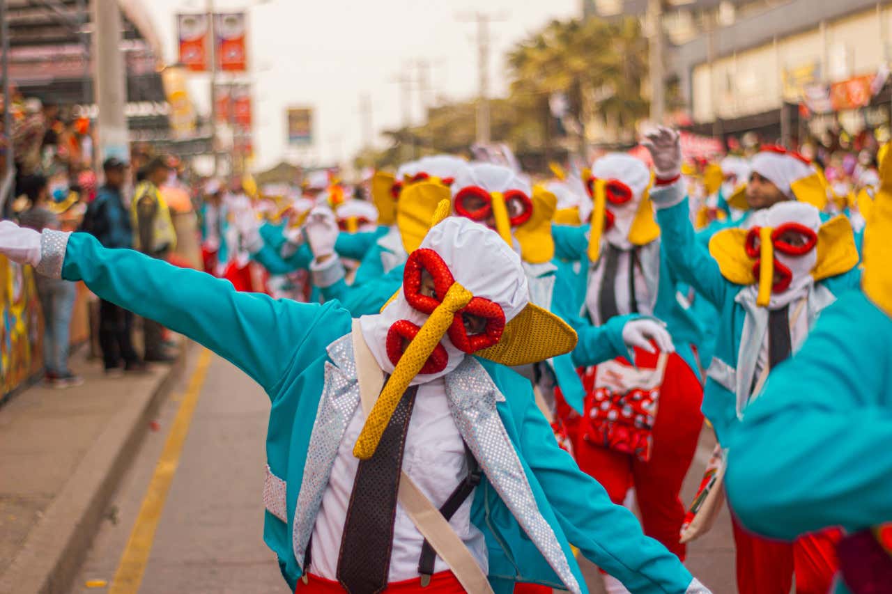 Gente disfrazada de 'Marimondas', celebrando el Carnaval en Barranquilla, Colombia.