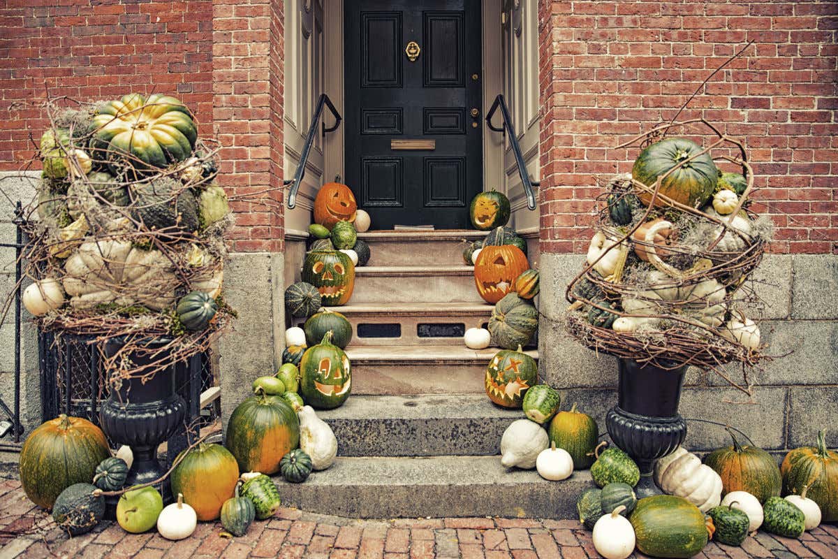 Escaleras exteriores de acceso a una vivienda decorada con numerosas calabazas de Halloween