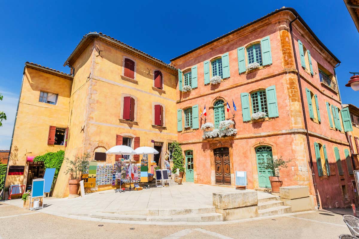 Detalle de unas casas típicas de la Provenza pintadas con vivos colores