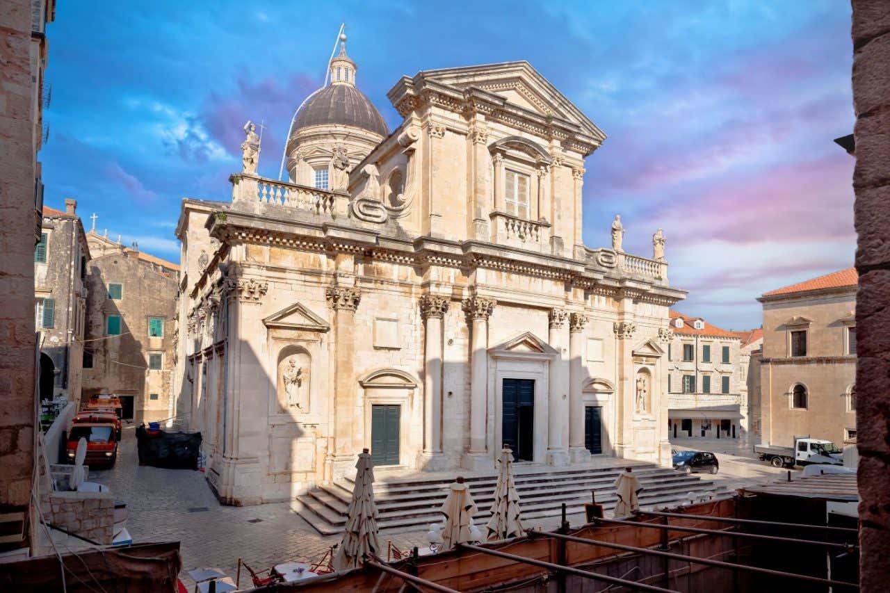 Panorámica de la Catedral de la Asunción en Dubrovnik bajo el cielo soleado
