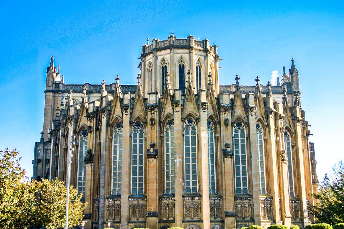 Fachada exterior de una catedral de Vitoria con numerosos pináculos y vidrieras