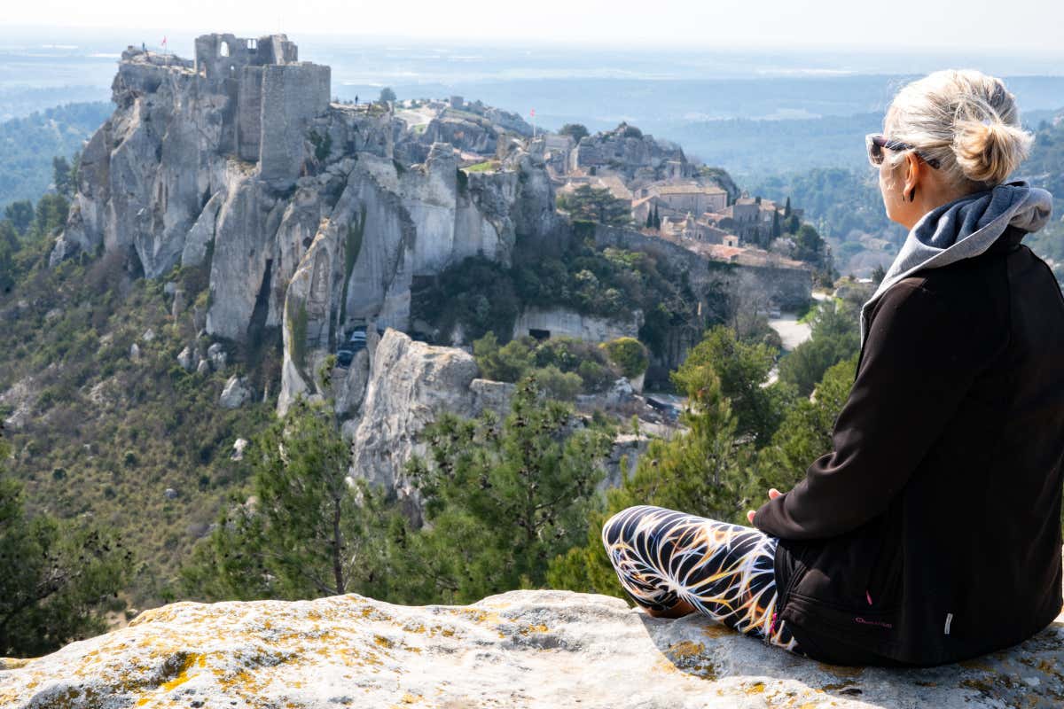 Una mujer contemplando desde un mirador Les Baux, uno de los imprescindibles que ver en la Provenza francesa
